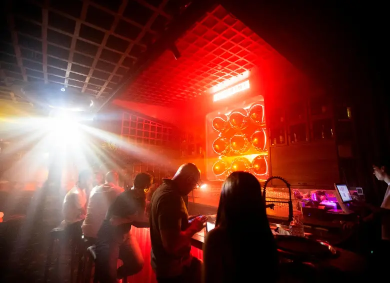 Konbini se esconde detrás de una tienda y mezcla el estilo japonés y neoyorquino de los años setenta y ochenta. Allí puede escuchar funk y disco. FOTO Esneyder Gutiérrez