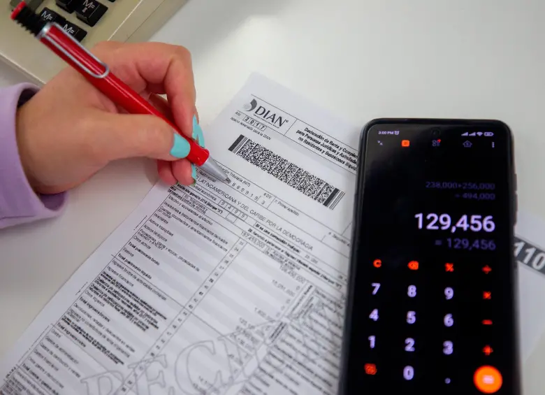 La temporada de declaración de renta para personas naturales comenzará el 12 de agosto. Expertos recomiendan revisar con anticipación la información reportada ante la Dian y separar recursos para cubrir impuestos, evitando sanciones y problemas de liquidez. FOTO Camilo Suárez