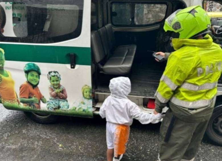 Momento en el que la Policía de infancia y adolescencia llevaron al menor a la Comisaria de Familia. FOTO: POLICÍA METROPOLITANA DE MEDELLÍN