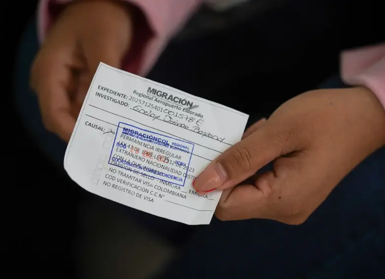 Imagen del 13 de febrero de 2025 de Greiny Jaime Bayona sosteniendo un documento entregado por migración de Colombia a su llegada al país después de ser deportada de Estados Unidos, en Bogotá, Colombia. Foto: Xinhua