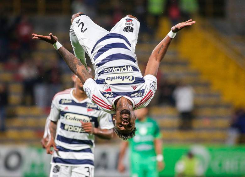El defensa Léyser Chaverra celebra el gol que marcó, de penal, en la victoria del Poderoso como visitante ante La Equidad. Brayan León marcó el segundo tanto de los rojos. FOTO Colprensa 