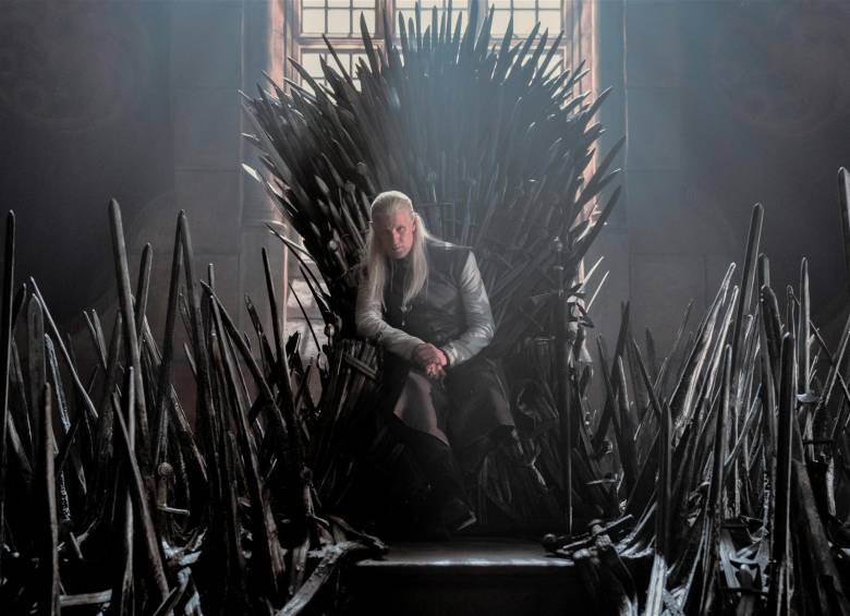 Matt Smith en el papel de Daemon Targaryen y en el trono que tanto ansía ocupar su personaje. FOTO Cortesía HBO