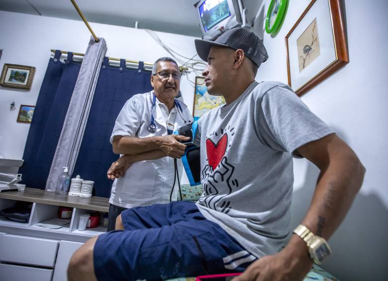 El consultorio del doctor Molina queda en la calle 95A # 40-27, justo al lado del parque Villa Guadalupe, entre Manrique y El Popular 1. También hay servicio particular de odontología. FOTO Julio César Herrera. 