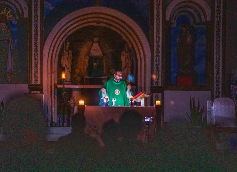 En la fotografía, el palacio municipal Reinaldo Ángel Posso y la iglesia principal de Tarazá, municipio ubicado en la subregión del Bajo Cauca antioqueño. FOTOS carlos velásquez