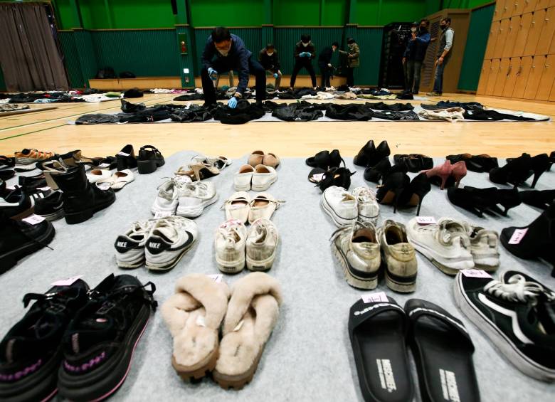 La Policía recolectó cientos de pares de zapatos y toda clase de calzado en el lugar de los hechos, pertenecientes a las víctimas y demás asistentes. FOTO: EFE.