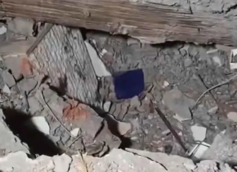 El hueco desde donde fue rescatado Carlos Esteban Rebolledo. Foto: Captura de video.