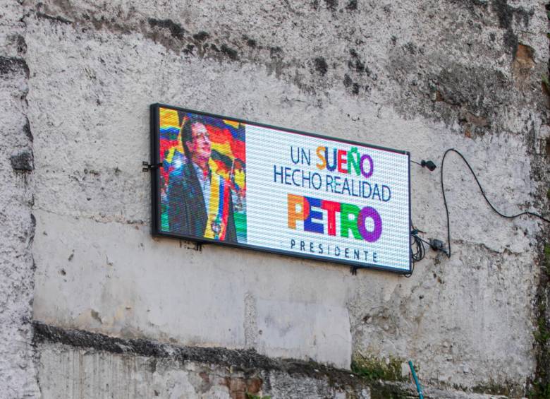 La pantalla proyecta en bucle un video con imágenes del alcalde de Medellín, Daniel Quintero, y luego de la campaña de Gustavo Petro. FOTO: CARLOS VELÁSQUEZ