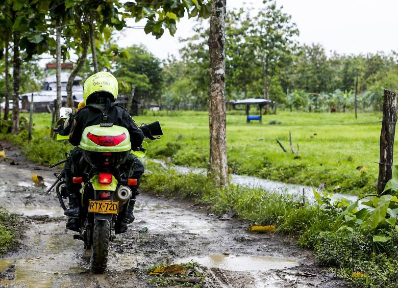 Imagen de referencia de uniformados de la Policía patrullando el área rural de Necoclí en el Urabá. Foto: Julio César Herrera Echeverri