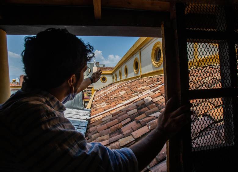 Recorrido por la Parroquia del Parque de Boston, Nuestra Señora del Sufragio, con Ómar Portela, creador de contenido en Medellín. Foto: Esneyder Gutiérrez Cardona