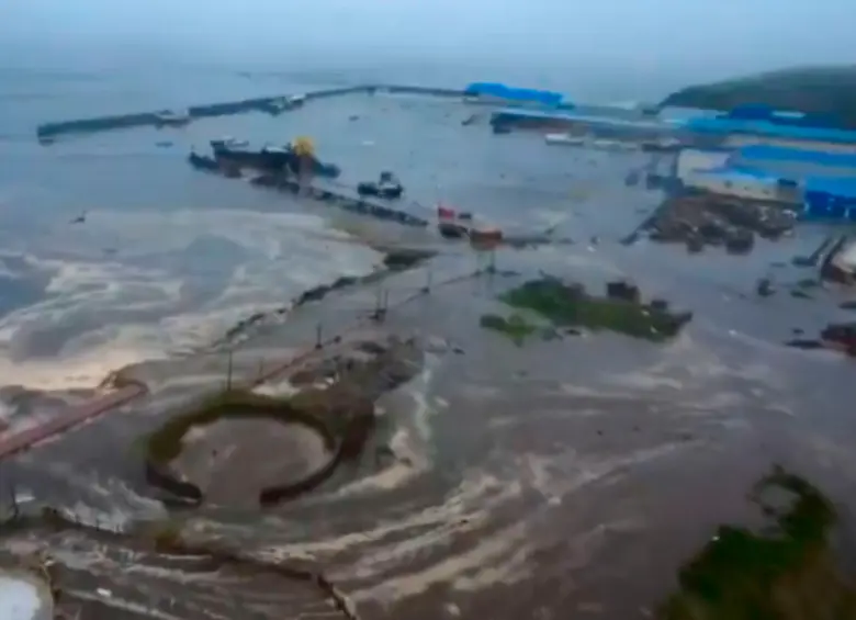 El puerto de Sévero-Kurilsk, en las islas Kuriles, a cerca de 350 kilómetros del epicentro del terremoto en península de Rusia, se inundó por un tsunami. FOTO: Captura de video
