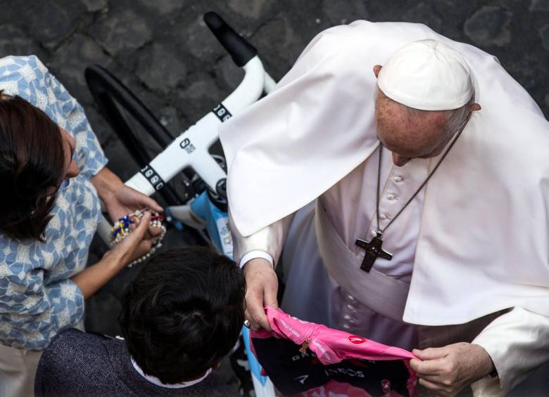 Bernal, tras conocer al Papa: "es más importante que ganar el Giro y el Tour"