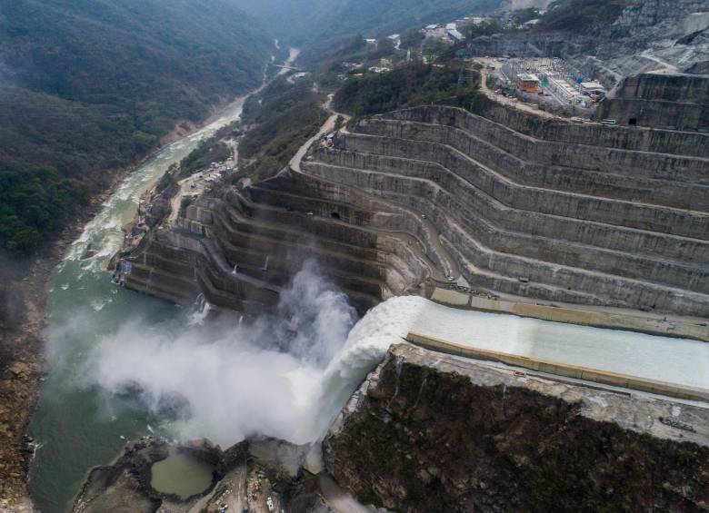 El proyecto hidroeléctrico tiene sobrecostos por $4,8 billones, después de la contingencia iniciada en abril de 2018 tras el colapso del tercer túnel de desviación. FOTO esteban vanegas