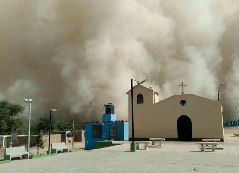 En Ica, la tormenta paralizó el transito vehicular y las actividades turísticas por más de tres horas. FOTO: Cortesía Alfonso Moquillaza, tomada de X @Ojo_Publico