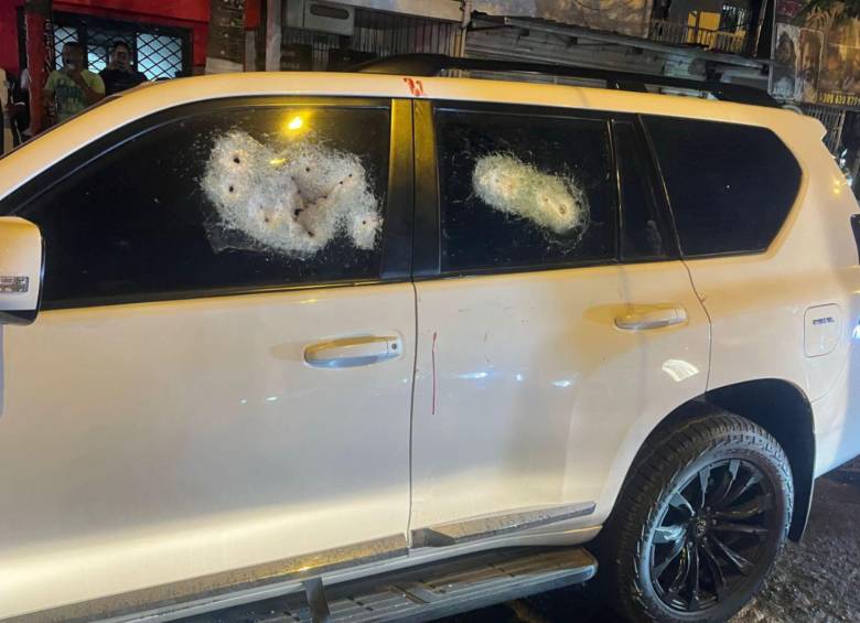 Así quedó la camioneta Toyota Prado luego de que, al parecer, fusiles perforaran el vehículo. Foto: Redes sociales 