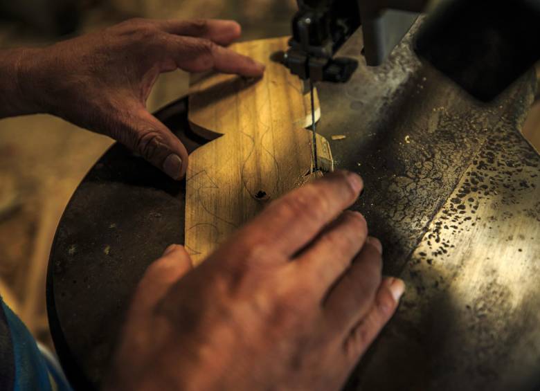 Las manos de don Carlos Rendón dándole forma a una madera. Foto: Andrés Camilo Suárez Echeverry