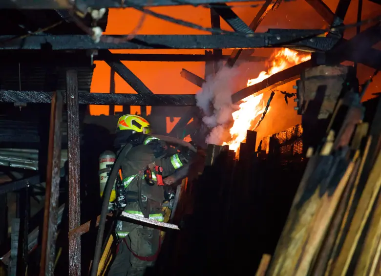 Video | ¡Atención! Confirman que un hombre murió en grave incendio en el Centro de Medellín: hay 4 bodegas comprometidas