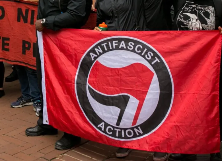 Antifa, una red descentralizada de colectivos antifascistas, volvió a estar bajo la lupa del presidente Donald Trump en Estados Unidos. FOTO: izquierdaweb.com