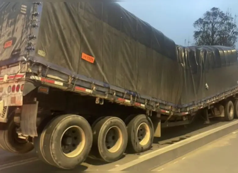 Tractocamión que transportaba material de Indumil se partió en dos secciones en la calle 234 de la Autopista Norte que conduce a Bogotá. Foto: Movilidad Bogotá