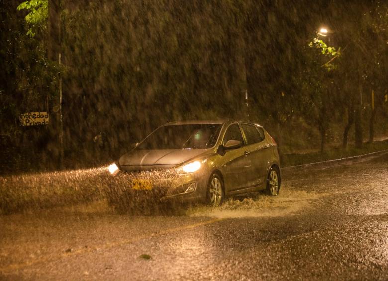 Como la lluvia cambia drásticamente las condiciones de circulación, las autoridades recomiendan conducir con cuidado para mitigar los riesgos de accidentes en la vía. FOTO Carlos Velásquez
