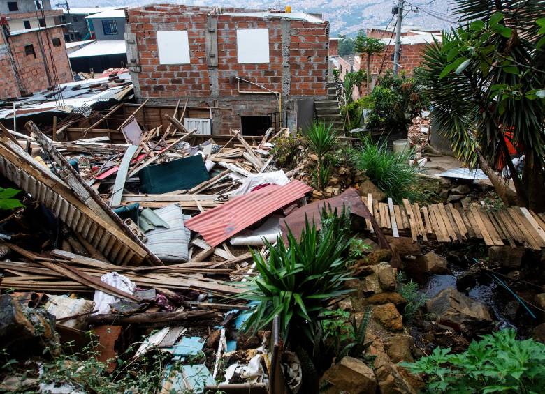 Cuando ya habían demolido 18 viviendas, un juez ordenó una acción cautelar, pero después conceptuó que la Alcaldía de Medellín ha hecho el procedimiento como es. FOTO: Julio Herrera