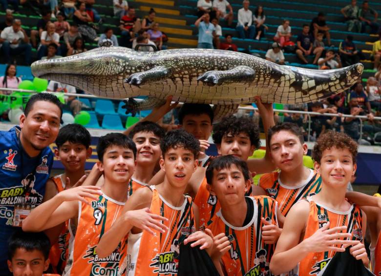 José Luis Sarmiento (a la izquierda en la foto) celebra el título con sus jugadores en el Coliseo Cubierto Iván de Bedout. Es el fundador y entrena el equipo bogotano desde 2011. FOTO Gabriel Buitrago (Los Paisitas) 