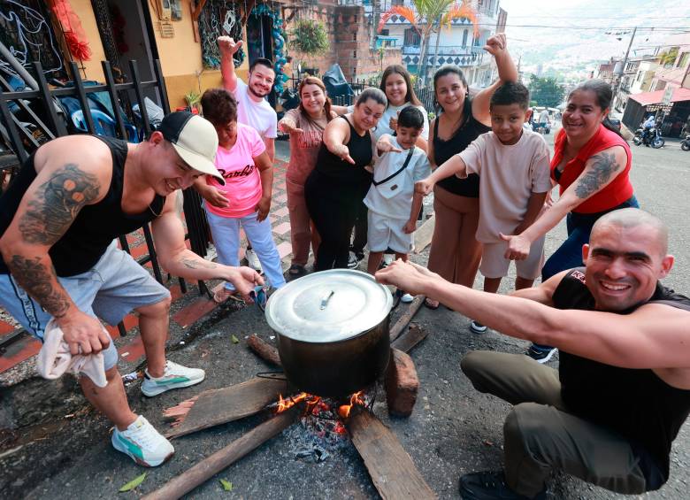 Desde temprano, vecinos sacan ollas enormes a la calle, improvisan fogones con leña o gas y organizan turnos para cocinar. Foto: Manuel Saldarriaga