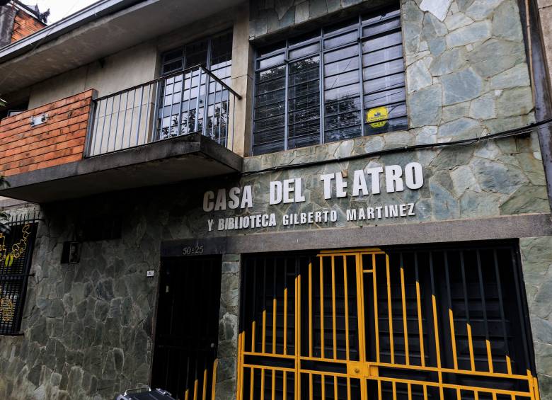 El maestro Gilberto Martínez donó su biblioteca personal a la Casa del Teatro. Los libros están para consulta de los teatreros. FOTO camilo suárez