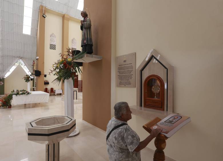 Ya son varios los feligreses que entre sus visitas al templo de Cisneros también se detienen a rezarle al Santo Cura de Ars. Foto: Manuel Saldarriaga Quintero.