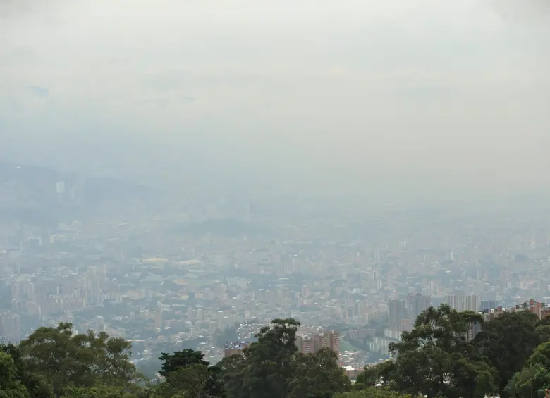 En Medellín, la calidad del aire sigue siendo un desafío cotidiano en tanto la ciudad avanza en entender qué contienen las partículas que flotan sobre sus calles. FOTO Camilo Suárez