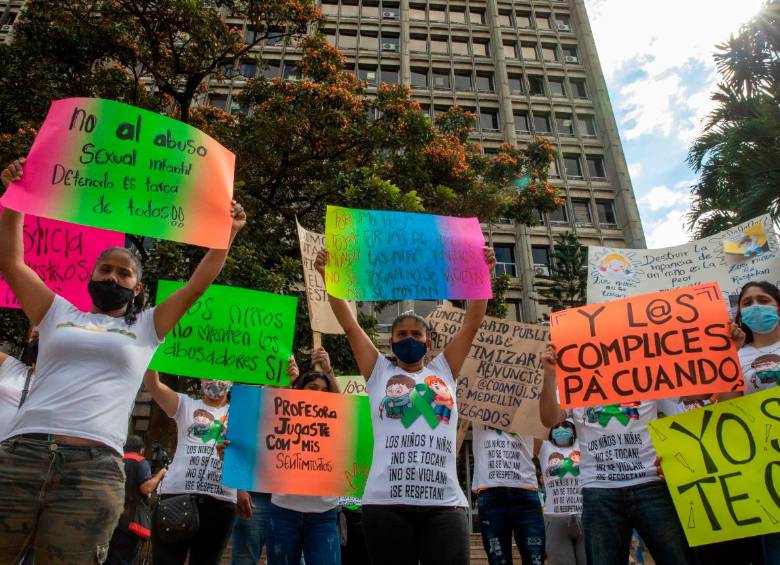 El plantón comenzó a las 2:30 de la tarde. La exigencia es celeridad en el proceso judicial. Foto: Edwin Bustamante. 