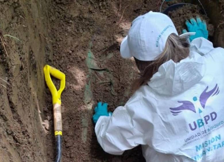 Una funcionaria de la Ubpd durante las labores de recuperación de un cuerpo. FOTO: Cortesía