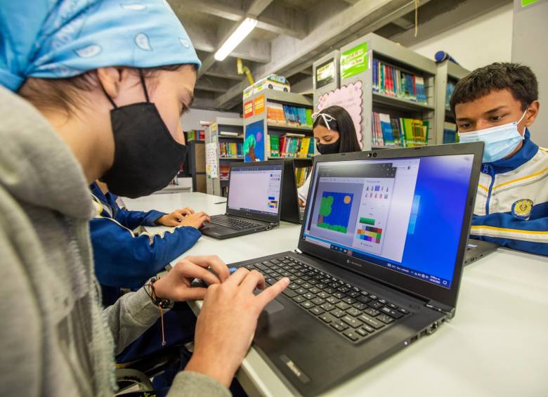 En la Institución Educativa Antonio Derka, en Santo Domingo, los estudiantes ya tienen a la mano los computadores entregados por la Alcaldía. FOTO carlos velásquez