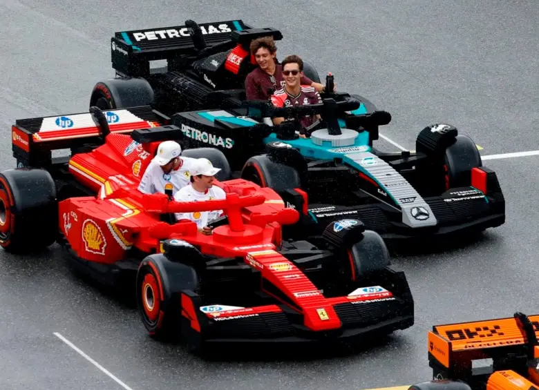 Diez autos de Lego de Fórmula 1 rodaron por la pista del Hard Rock Stadium de Miami. FOTO: Tomada de Instagram @f1