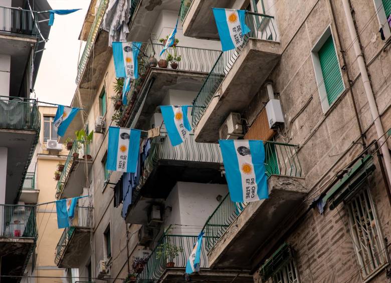 Homenaje en las calles de algunos barrios españoles: “El pibe de oro”, se lee en los letreros conmemorativos. Foto: Getty Images.