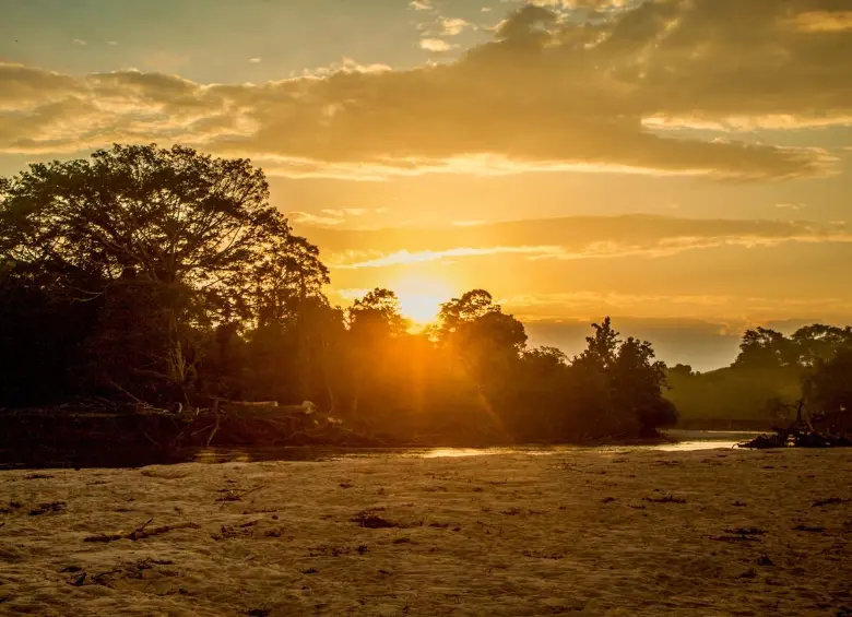 Amanecer en Playa Los Linderos, Magdalena Medio. Foto: Cristina Rodriguez. 
