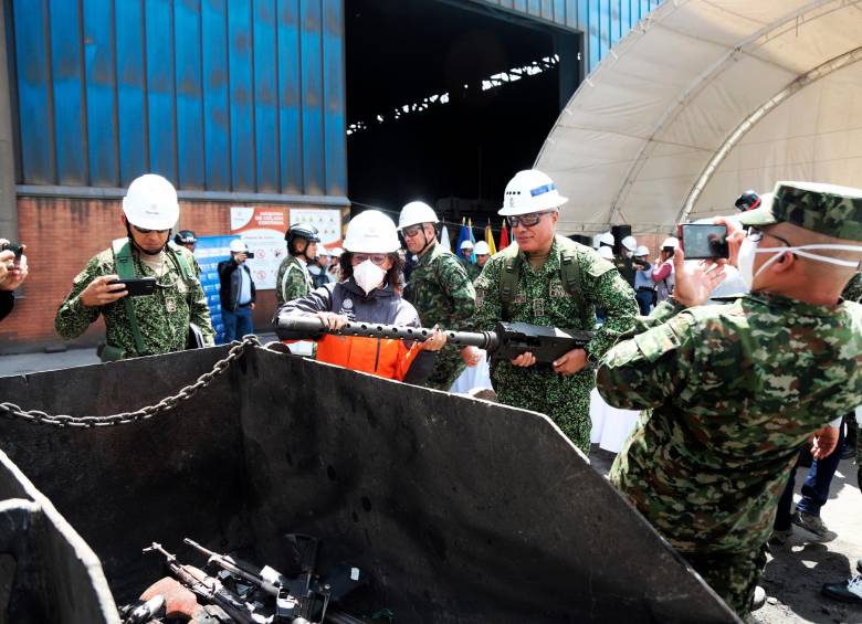 En la planta de Acerías Paz del Río, ubicada en Nobsa (Boyacá), se llevó a cabo, por segunda vez, la fundición de armas. FOTO cortesía Fuerzas Militares
