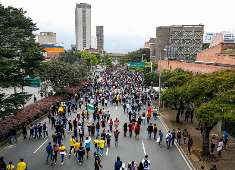 A diferencia de los meses anteriores, cuando hubo desmanes y vandalismo, las protestas del jueves transcurrieron en calma en Medellín. FOTO MANUEL SALDARRIAGA