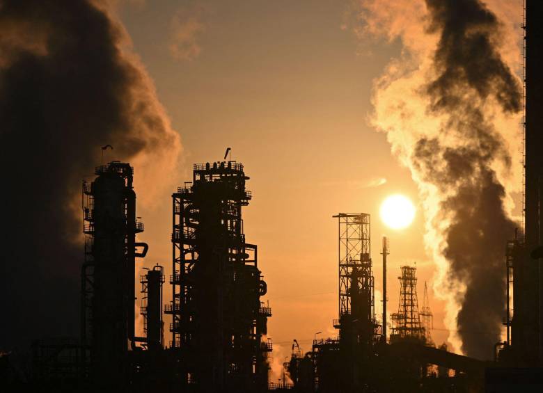 Antes de los ataques de Irán, se había anunciado la liberación de cerca de 400 millones de barriles de petróleo para evitar que se disparen los precios. Foto: AFP