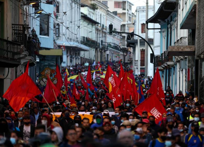 Ciudadanos ecuatorianos, estudiantes, sindicalistas y miembros de colectivos sociales recorrieron este jueves el centro histórico de Quito. FOTO: EFE
