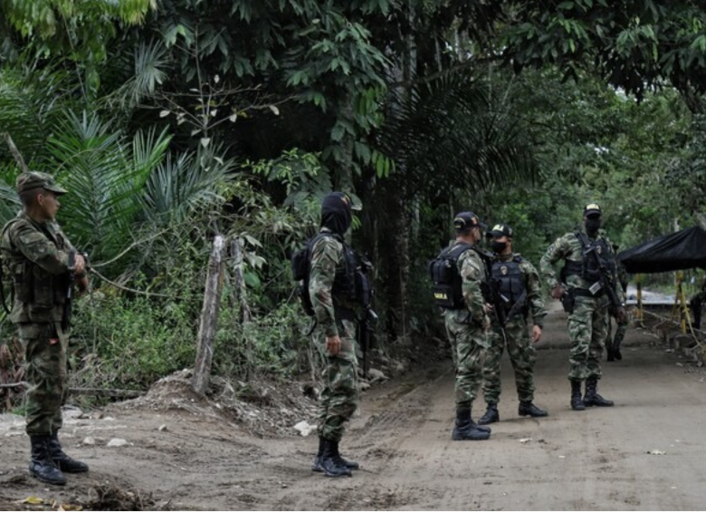 Los militares habrían irrumpido en un bazar, donde provocaron la muerte a 11 personas, entre ellos un líder indígena y un joven de 16 años. Foto: Colprensa