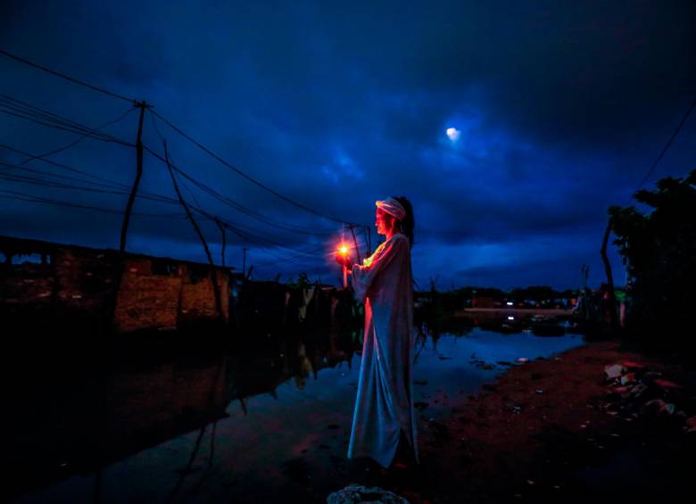 La falta de acceso al servicio de energía, les obliga a encender velas cuando cae la noche. Es un riesgo potencial por los materiales inflamables con los que construyen los ranchos. FOTO: Camilo Suárez.