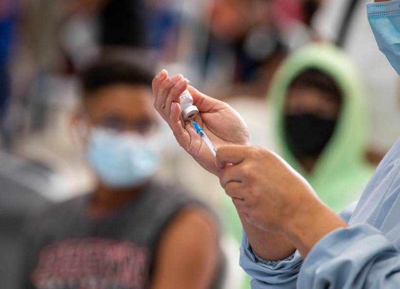 Gracias que tienen esquemas de vacunación con un rango superior al 70%, 38 municipios de Antioquia pueden suspender la obligación de usar tapabocas en espacios abiertos. FOTO EDWIN BUSTAMANTE