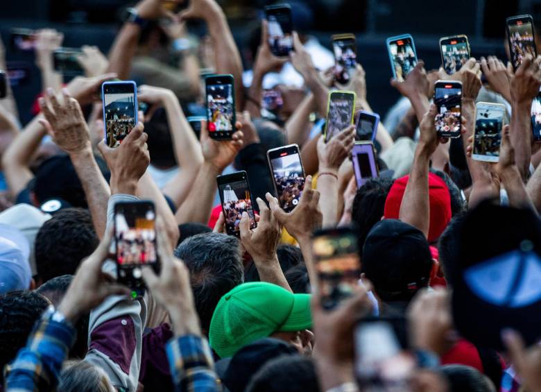 El mercado de telecomunicaciones en Colombia registró 87 millones de líneas móviles y 5,33 millones de líneas fijas en junio de 2026, mientras los accesos a Internet móvil con tecnología 5G crecieron 8% trimestral. FOTO Julio César Herrera