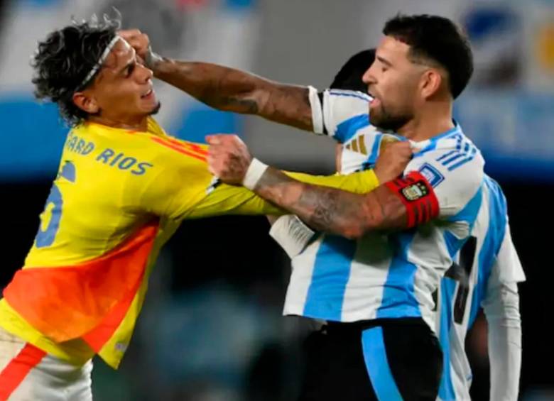 El futbolista colombiano Richard Ríos y el argentino Nicolás Otamendi tuvieron varios encontrones en el partido Colombia-Argentina por eliminatorias en junio. FOTO: AFP