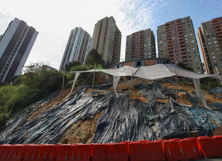 Desde el 29 de junio de 2022 la unidad es amenazada por dos deslizamientos a los que se sumaron otros dos aparecidos en este enero. FOTO: Manuel Saldarriaga 