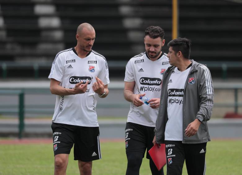 El entrenador David González comparte con los demás integrantes del cuerpo técnico algunas reflexiones tras la práctica en Ditaires. FOTO Carlos Velásquez