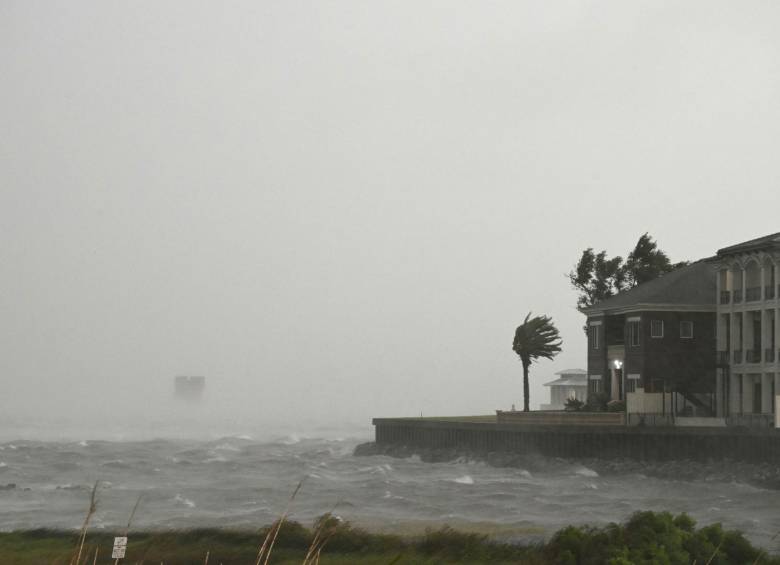 Tras tocar tierra en Florida, el fenómeno atmosférico impactó de lleno en la infraestructura energética del Golfo. FOTO: AFP