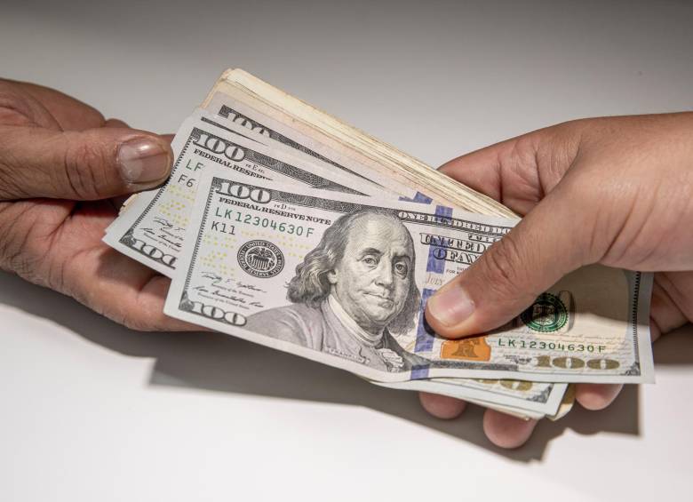 La divisa estadounidense arrancó en $4.300 y bajó $9 frente a la TRM vigente para este miércoles. FOTO: CARLOS VELÁSQUEZ.