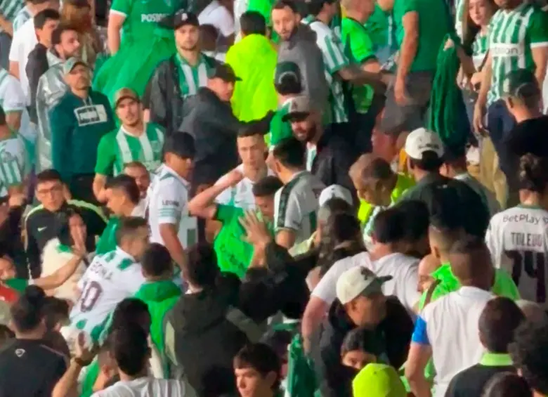 Aficionados del cuadro verde tuvieron algunos encontrones en las tribunas después del final del partido. Foto: captura de pantalla
