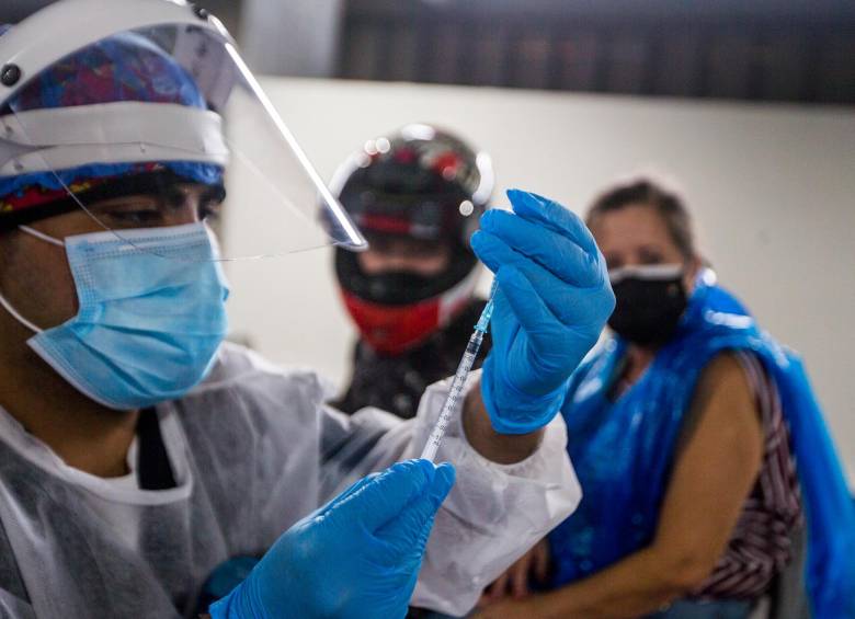 Aunque casi la mitad de la población colombiana se ha vacunado contra el covid-19, los expertos piden no relajar medidas de bioseguridad. Foto: Julio César Herrera